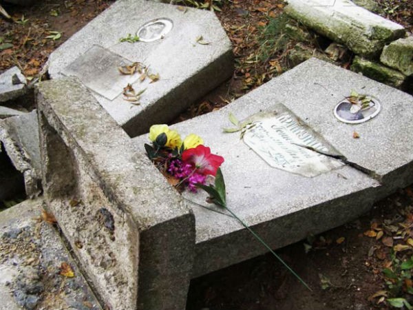 В Ростове вандалы осквернили более 30 могил, в том числе и захоронение участников ВОВ