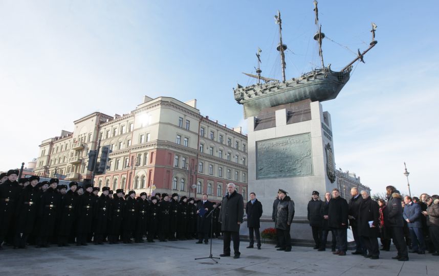 В Петербурге открыли памятник первому русскому линейному кораблю «Полтава»