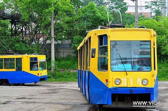 Во Владивостоке бездонная яма на Луговой остановила движение трамвая и автомобиля
