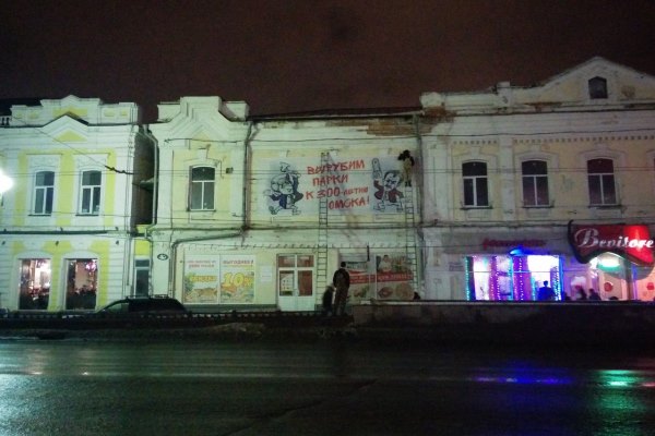 В Омске вывесили баннер с карикатурой на мэра и главного архитектора города