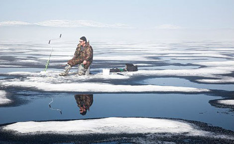 В Магнитогорске спасатели эвакуировали со льдины рыбака