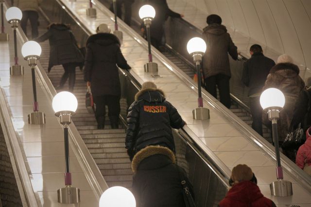 Женщина скончалась в вестибюле станции метро «Гражданский проспект» — Очевидец