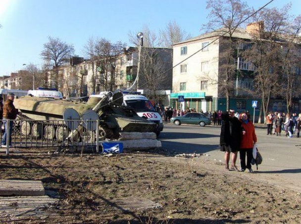 Жители Константиновки закидали камнями силовиков, сбивших ребенка — СМИ