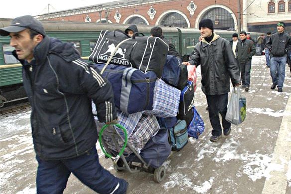 Более 80% мигрантов в Петербурге и ЛО работают законно — ФМС