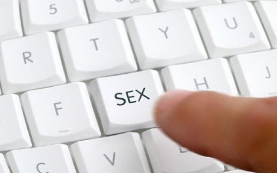 Брянских парней обвинили в распространении порнографии