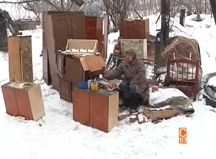 В Новокузнецке женщину выселили из аварийного дома на улицу