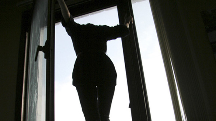 В Оренбурге студентка учебного заведения выбросилась из окна на 8 этаже