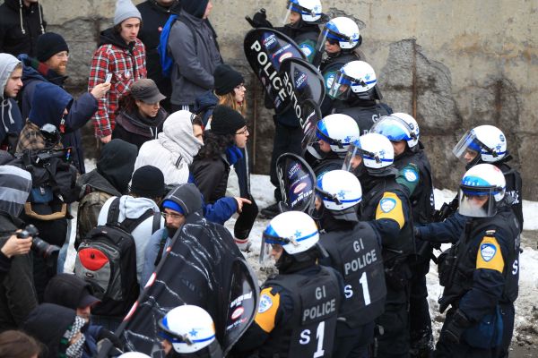 Тысячи студентов столкнулись с полицией в Монреале — Канада