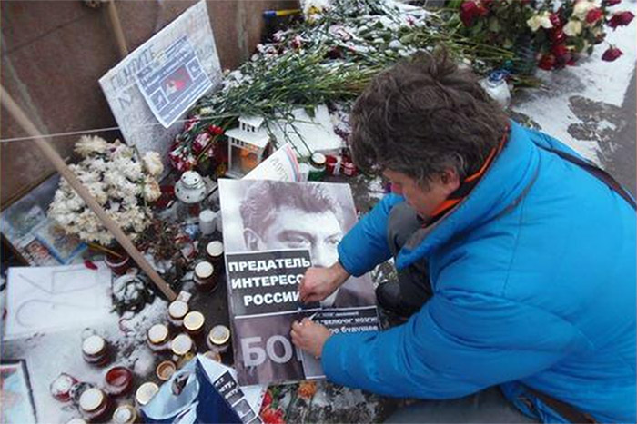 Место гибели Бориса Немцова осквернили представ SERB