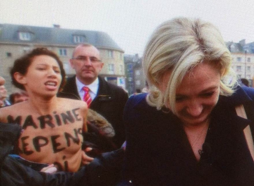Активистки Femen обнажились и спели в честь «подруги Путина»