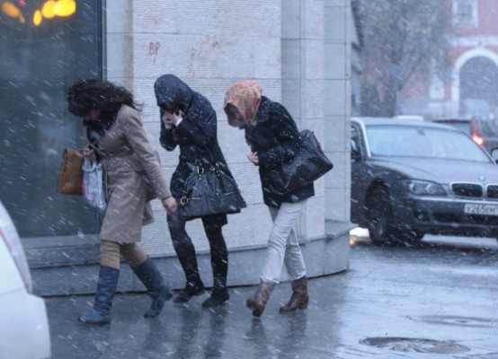 МЧС распространило экстренное предупреждение о сильном ветре в центральной России