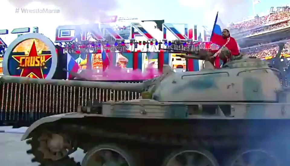 Рестлер приехал на турнир в Калифорнии под российский гимн и на танке