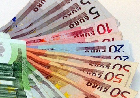 ЦБ опустил курс доллара ниже 58 рублей