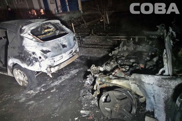 Ночной кошмар автовладельцев: в Екатеринбурге и Верхней Пышме сгорели 9 машин