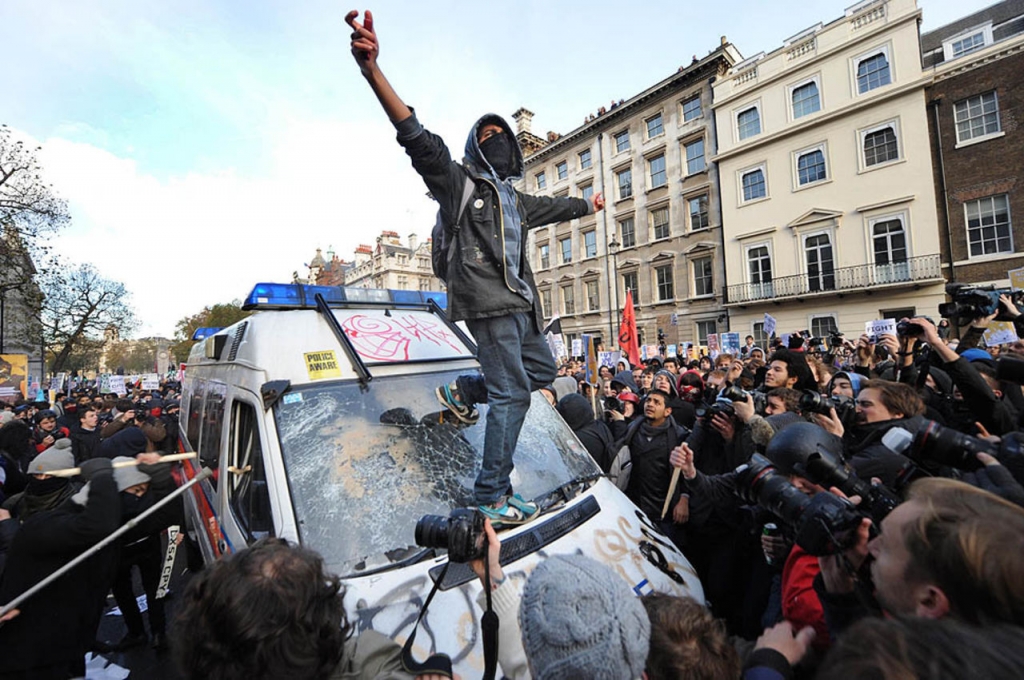 1431229927_v-londone-arestovali-chelove.