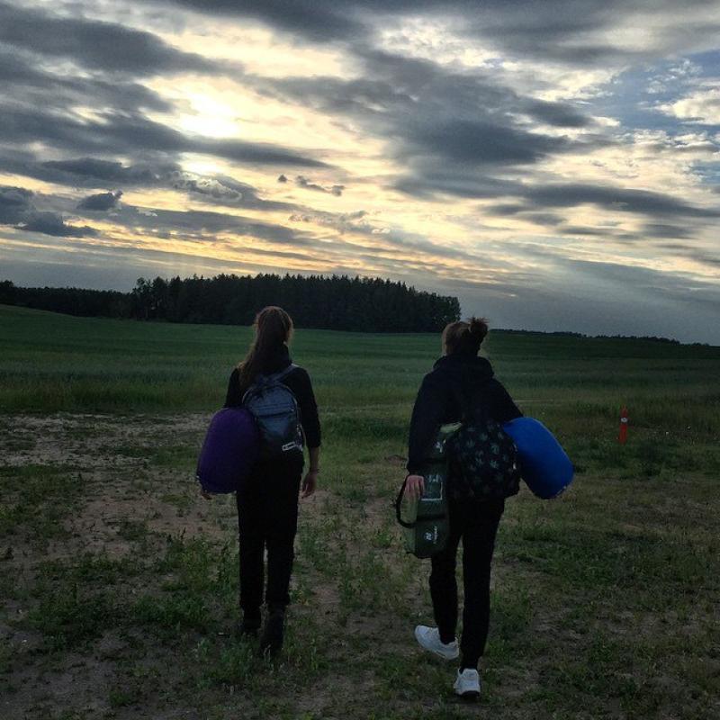 Две выпускницы из Минска пошли пешком в столицу России