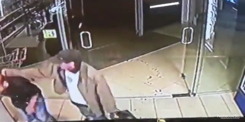 Мужчина вонзил нож в шею посетителя магазина Ростова