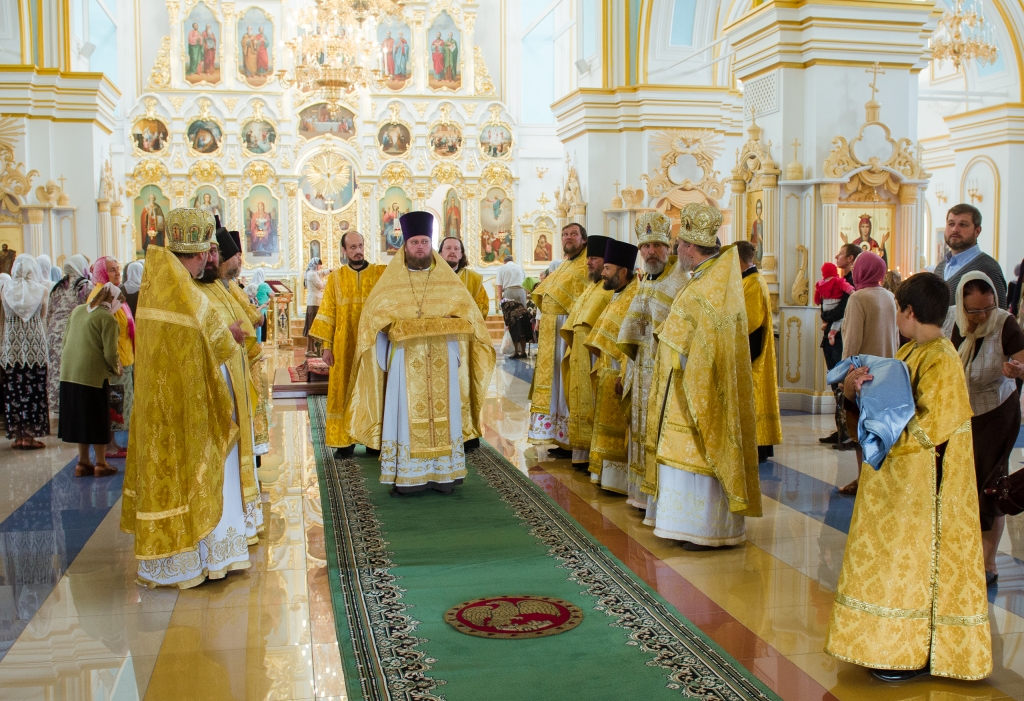Митрополит Феофан совершил первую службу в Благовещенском соборе Казани