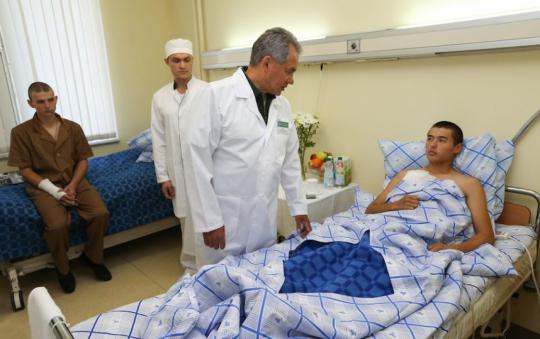 Артисты и партийцы навестили омских десантников в госпитале им. Бурденко