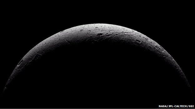 НАСА показало снимок трещин на поверхности Сатурна IV