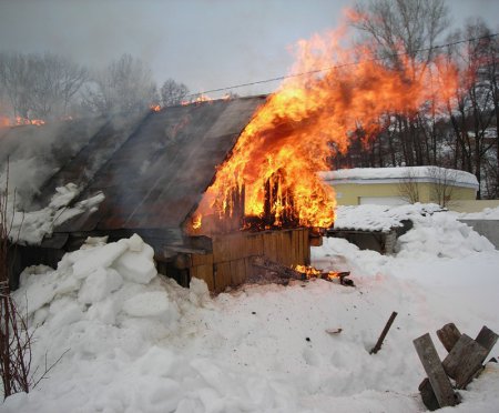 Баня, гараж и автомобиль сгорели ночью в Архангельской области