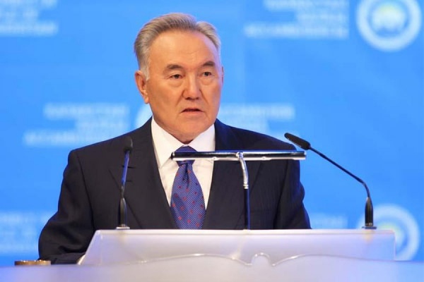 Для госслужащих Казахстана Назарбаев предложил ввести бонусы