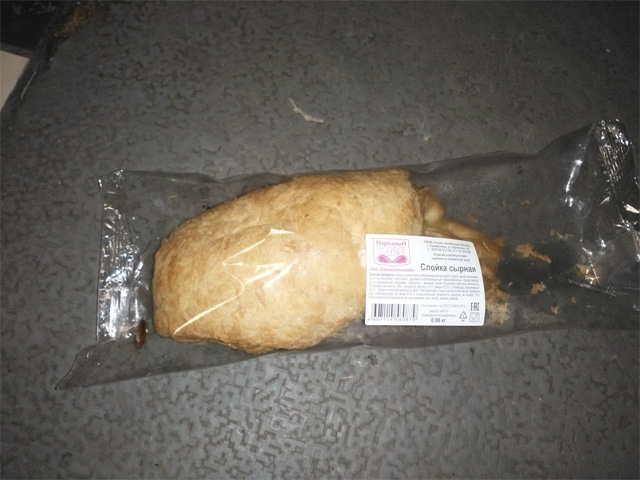 На прилавке в челябинском супермаркете нашли булочку с тараканом