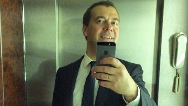 Дмитрий Медведев сделал селфи в честь миллионного подписчика в Instagram
