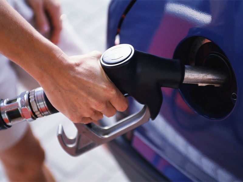 В некоторых регионах РФ цена на бензин может снизиться вдвое