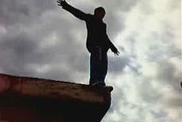 В Кирове 17-летний подросток спрыгнул с крыши после покушения на школьника
