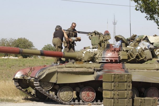 В ДНР сообщили о танковой колонне с символикой республики, появившейся под Мариуполем