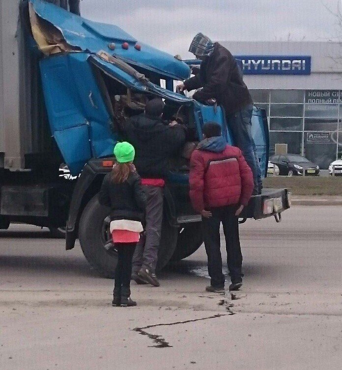В Ростове на Малиновского кран снес кабину «КамАЗа», в которой находились двое мужчн и ребенок (фото)
