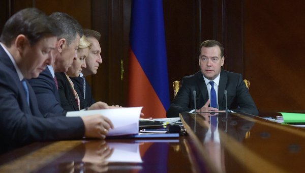 Председатель правительства РФ Дмитрий Медведев проводит совещание с вице-премьерами своего правительства. Архивное