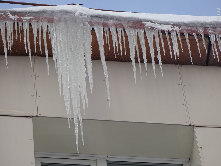 В Кузбассе проверили работу управляющих компаний по очистке крыш от снега