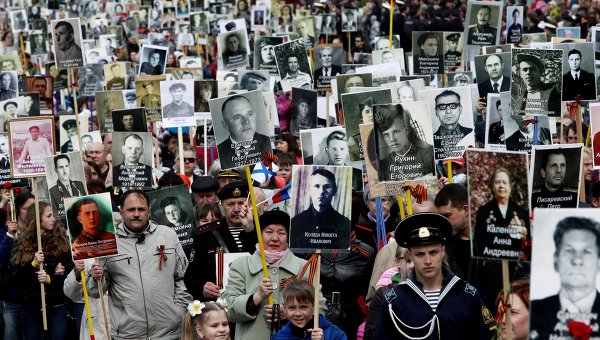 Участники акции в День Победы проводят шествие с портретами дедов и прадедов — участников войны
