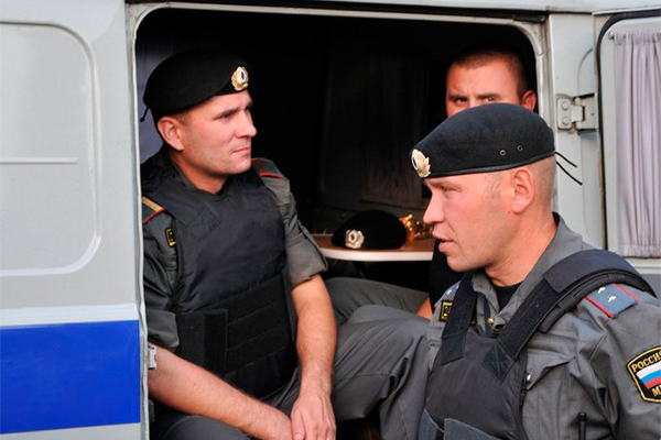 В Москве водитель иномарки избил сотрудников ДПС при задержании
