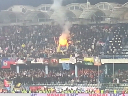 Российские болельщики во время матча возможно сожгли флаг НАТО