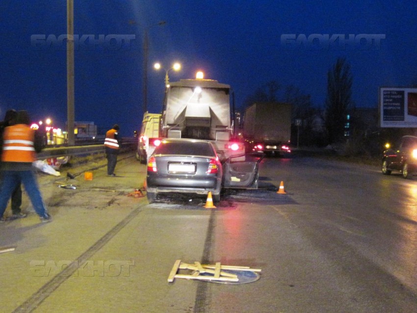 В Волгограде водитель иномарки протаранил дорожного рабочего и «КАМАЗ»