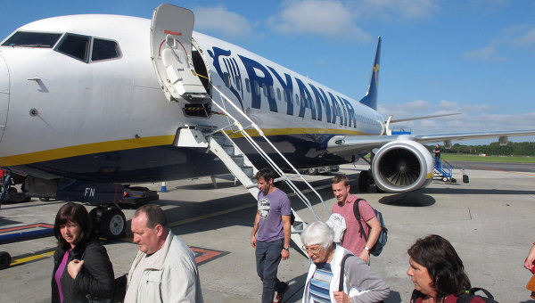 Самолет авиакомпании Ryanair. Аэропорт Дублина Ирландия. Архивное