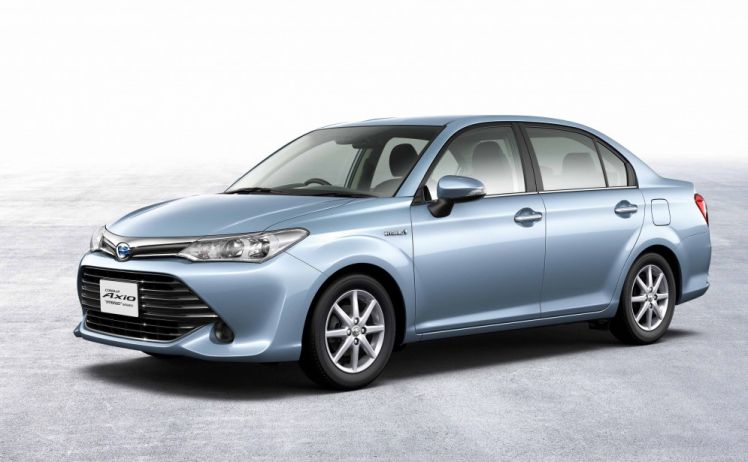 Toyota показала две новинки: Corolla Fielder и Corolla Axio