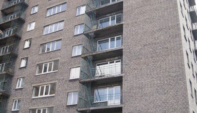 В Петербурге из окна 9-го этажа выпал студент в состоянии наркотического опьянения