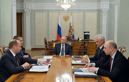 Владимир Путине проводит совещание