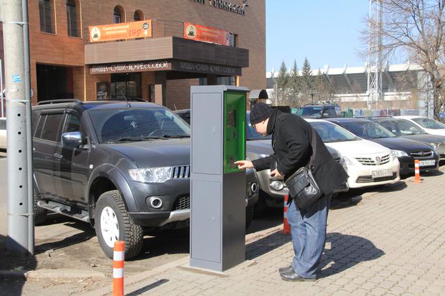 В центре Красноярска заработала система платных парковок