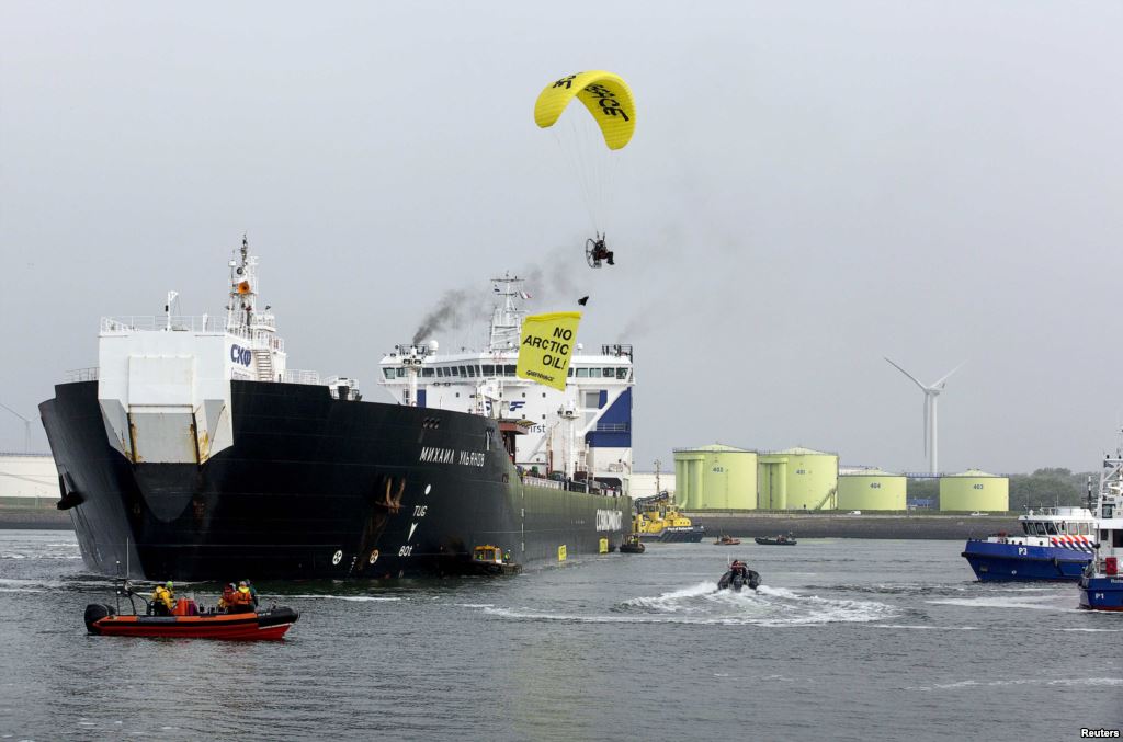 Активисты Greenpeace проводят акцию протеста на российском танкере