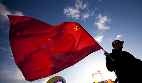 Красные флаги с символикой коммунизма в Украине оказались под запретом