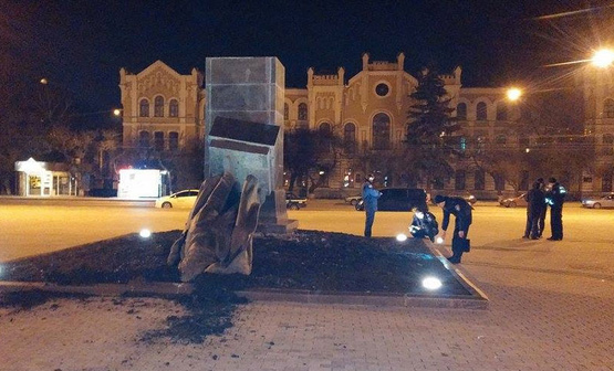 Фрагменты памятников активисты увезли