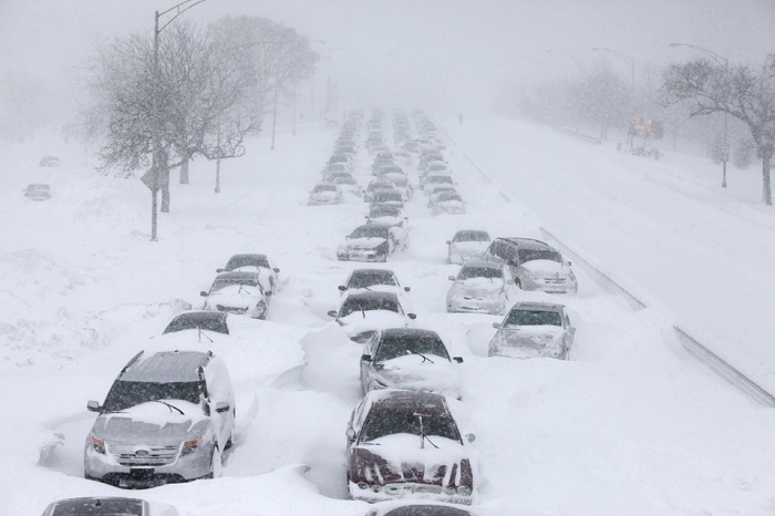 Около 70 автомобилей столкнулись в США из-за снежной бури
