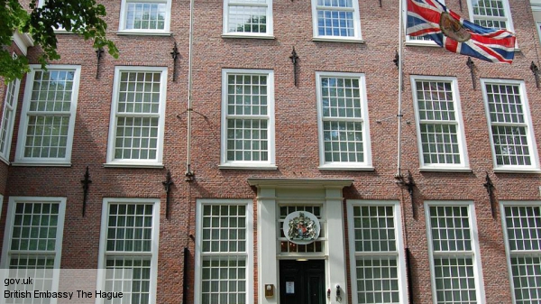 Крупный пожар произошел в посольстве Британии в Гааге