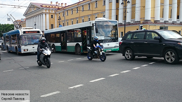 Двое мотоциклистов украли у пешехода сумку с 4 млн руб в Москве