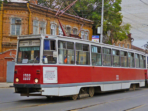 На Танкистов в Саратове трамвай переехал пенсионерку